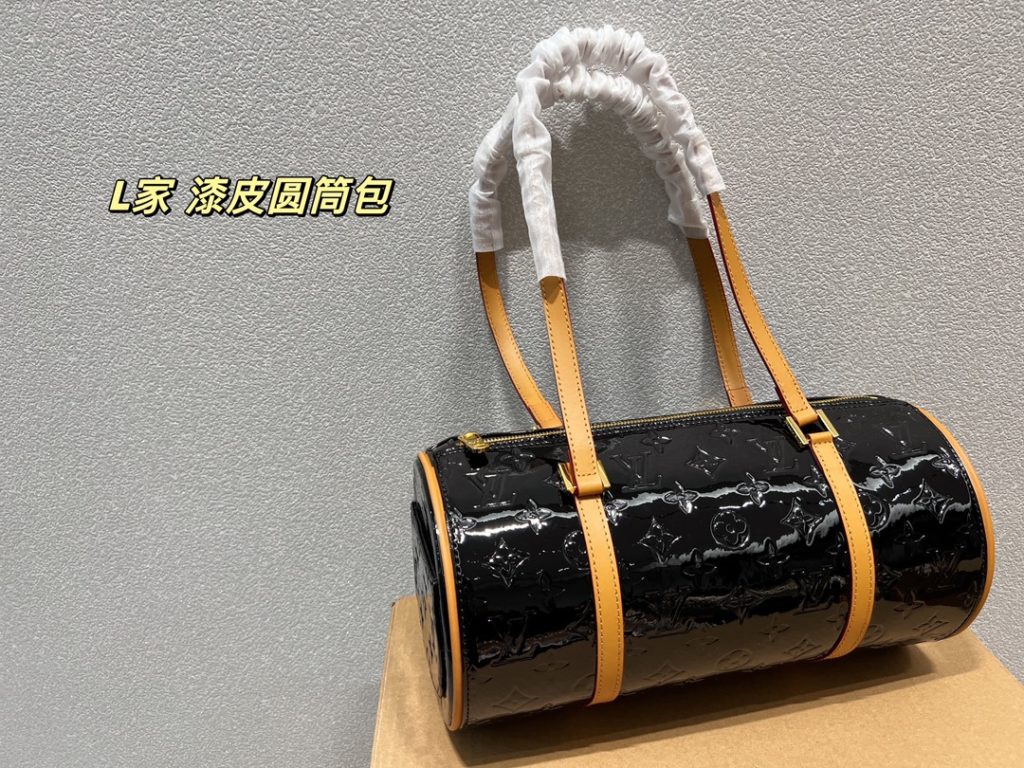 LV patent leather cylinder bag<br>A large bag that you will fall in love with at first sight<br>Full of personality, fashionable, versatile and practical<br>Capacity is really super