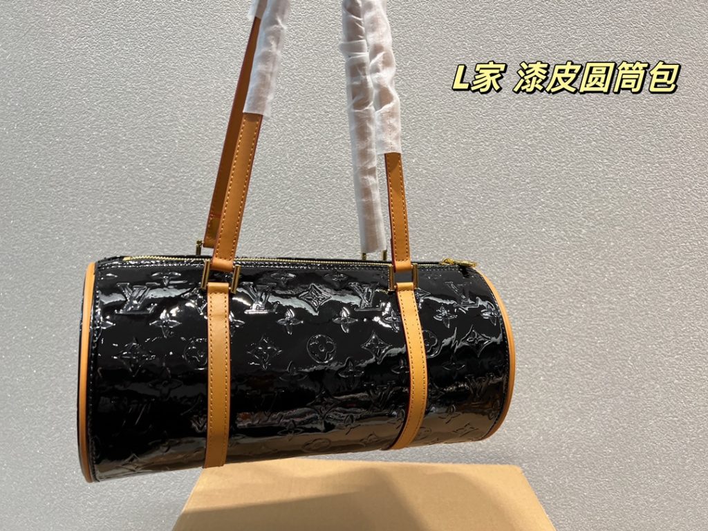 LV patent leather cylinder bag<br>A large bag that you will fall in love with at first sight<br>Full of personality, fashionable, versatile and practical<br>Capacity is really super