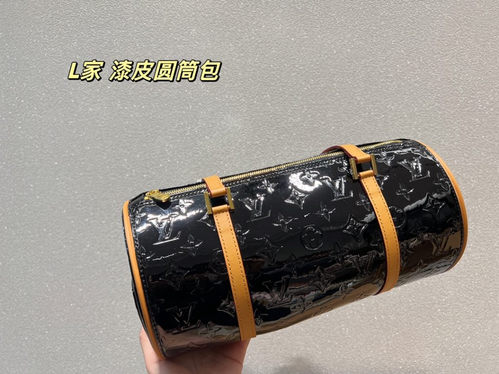 LV patent leather cylinder bag<br>A large bag that you will fall in love with at first sight<br>Full of personality, fashionable, versatile and practical<br>Capacity is really super