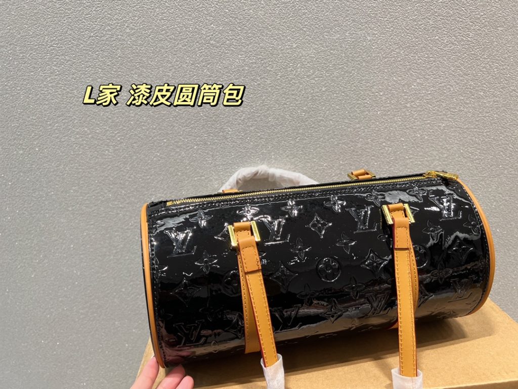 LV patent leather cylinder bag<br>A large bag that you will fall in love with at first sight<br>Full of personality, fashionable, versatile and practical<br>Capacity is really super