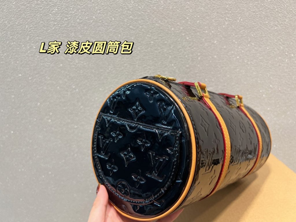 LV patent leather cylinder bag<br>A large bag that you will fall in love with at first sight<br>Full of personality, fashionable, versatile and practical<br>Capacity is really super