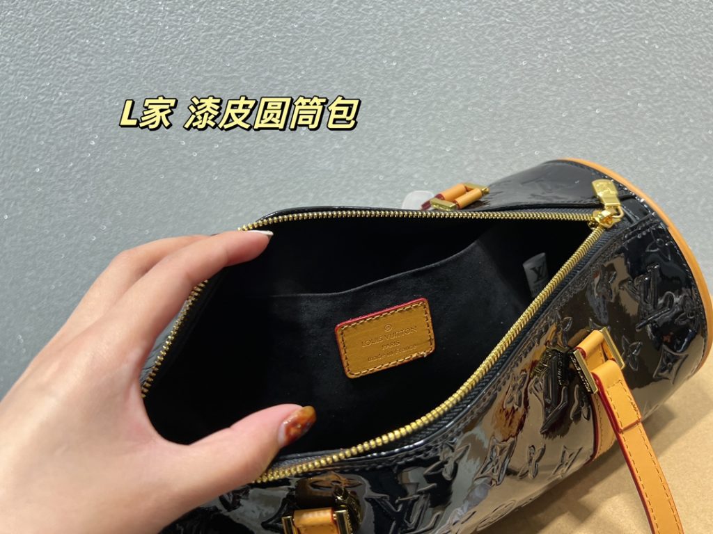 LV patent leather cylinder bag<br>A large bag that you will fall in love with at first sight<br>Full of personality, fashionable, versatile and practical<br>Capacity is really super