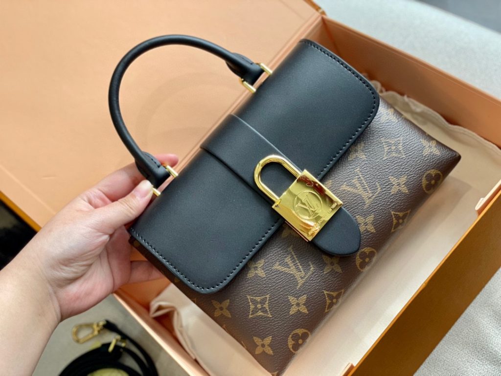 size：20*16cm<br>LV Locky BB bag<br>Big gold padlock!<br>I feel more atmospheric!<br>🉑️ handbag! 🉑️ underarm! 🉑️ crossbody!