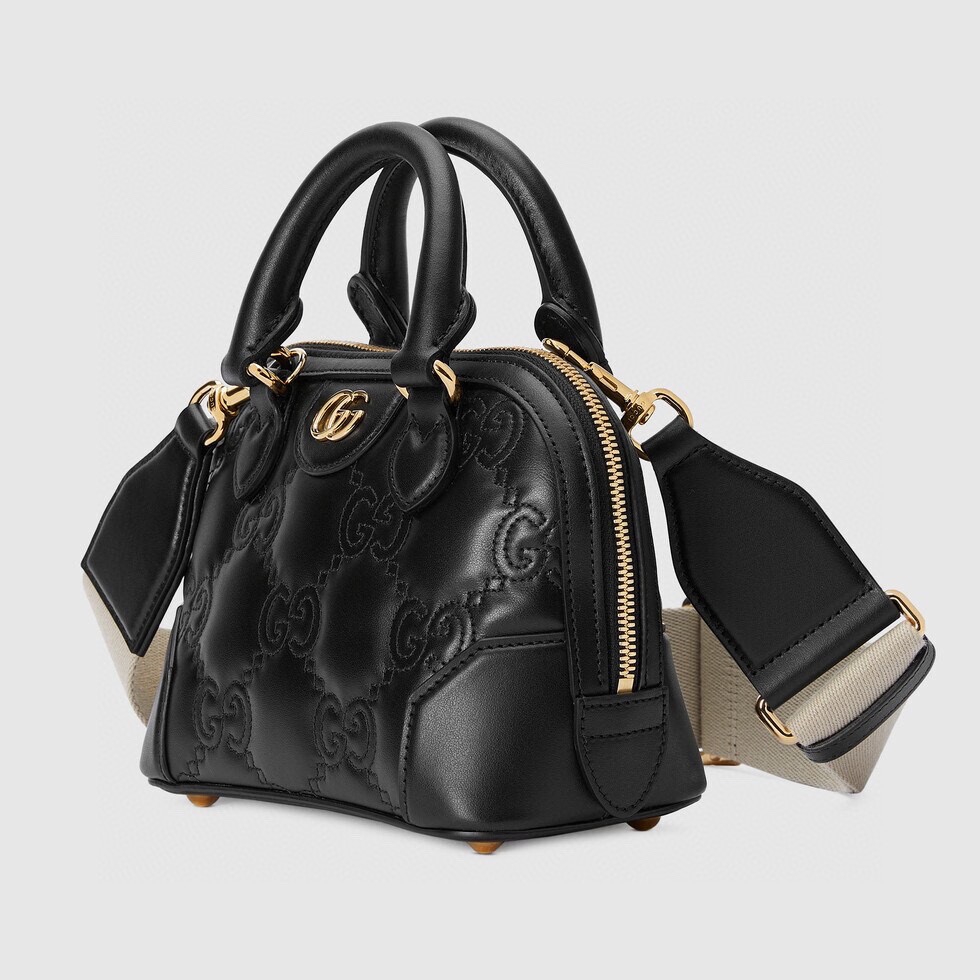 GG Matelass é leather handbag This product supports the Huabei installment number 727793 UM8HG 1046 Responsibility commodity details GG Matelass é leather interprets the brand's iconic material with soft texture. The textured GG pattern vividly represents a series of handbags, including this black leather handbag. The front is decorated with double-G accessories to inject brand identity into the whole design. Hidden details Black GG Matelass é leather gold adjustable accessories cotton linen lining double G top handle (6.5cm high) Removable shoulder strap (47cm high) Zipper opening and closing 19cm (W) x 13cm (H) x 10cm (D) Two removable shoulder straps: ivory white nylon and black leather Italian creation