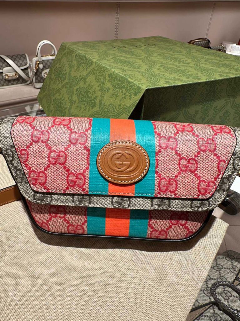 💋💋 The Chinese New Year series GG mini handbag model number 723762 celebrates the New Year and the following Spring Festival. The brand presents a variety of color leather accessories, which are made of a variety of materials and decorated with Gucci logo. The striped ribbon is newly presented with a series of dynamic color matching, and the collection details are vividly demonstrated through modern style. Hidden details Pink GG Supreme Canvas Beige and Ebony GG Supreme Canvas, decorated with brown leather piping webbing, printed moire fabric and cotton linen lining, interlocking double-G oval leather sign interior: 1 open pocket handle (14cm high) shoulder strap (47cm high) magnetic buckle 13-18cm (the widest part) x 10cm (high) x 4.5cm (deep) Italian creation