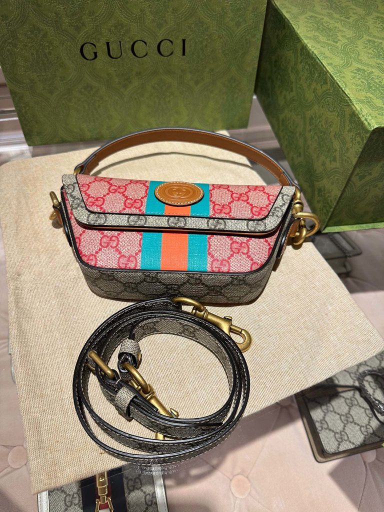 💋💋 The Chinese New Year series GG mini handbag model number 723762 celebrates the New Year and the following Spring Festival. The brand presents a variety of color leather accessories, which are made of a variety of materials and decorated with Gucci logo. The striped ribbon is newly presented with a series of dynamic color matching, and the collection details are vividly demonstrated through modern style. Hidden details Pink GG Supreme Canvas Beige and Ebony GG Supreme Canvas, decorated with brown leather piping webbing, printed moire fabric and cotton linen lining, interlocking double-G oval leather sign interior: 1 open pocket handle (14cm high) shoulder strap (47cm high) magnetic buckle 13-18cm (the widest part) x 10cm (high) x 4.5cm (deep) Italian creation