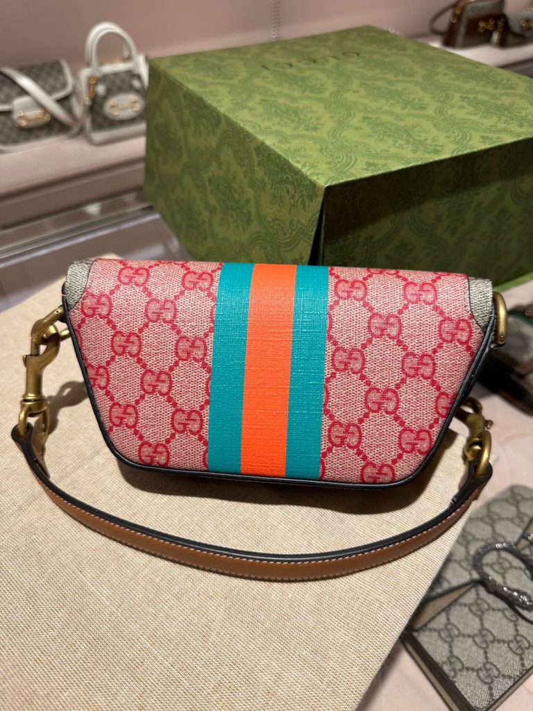 💋💋 The Chinese New Year series GG mini handbag model number 723762 celebrates the New Year and the following Spring Festival. The brand presents a variety of color leather accessories, which are made of a variety of materials and decorated with Gucci logo. The striped ribbon is newly presented with a series of dynamic color matching, and the collection details are vividly demonstrated through modern style. Hidden details Pink GG Supreme Canvas Beige and Ebony GG Supreme Canvas, decorated with brown leather piping webbing, printed moire fabric and cotton linen lining, interlocking double-G oval leather sign interior: 1 open pocket handle (14cm high) shoulder strap (47cm high) magnetic buckle 13-18cm (the widest part) x 10cm (high) x 4.5cm (deep) Italian creation