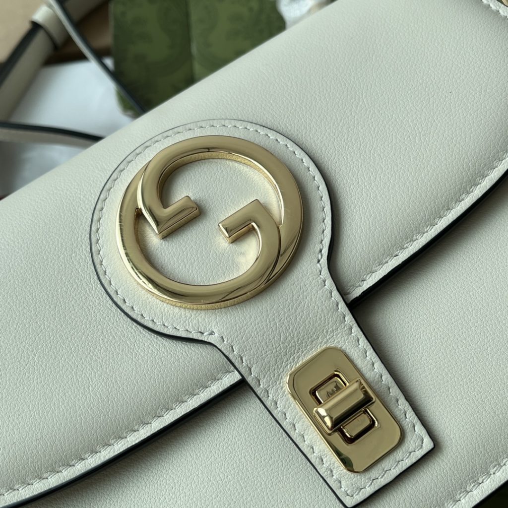 📣📣📣 [Original leather 🌈 (Cdfmall Sanya duty-free shop handbag] 🔥🔥 Gucci Blondie series handbag, UXX0G 1000 vintage elements and collection details complement each other. This backpack is made of white glossy leather, with exquisite chain design, showing the classic and meaningful modern flavor. As a collection design element, the round interlocking double G is decorated on the buckle in the center of this piece. White leather, gold adjustable accessories, round interlocking double G, interior: 1 zip pocket, 2 open pockets, top handle, with chain shoulder strap, leather shoulder strap, press buckle. Model: 735101. Size: 23 (W) x 15 (H) x 11cm (D) Color: black/original leather. Italian creation