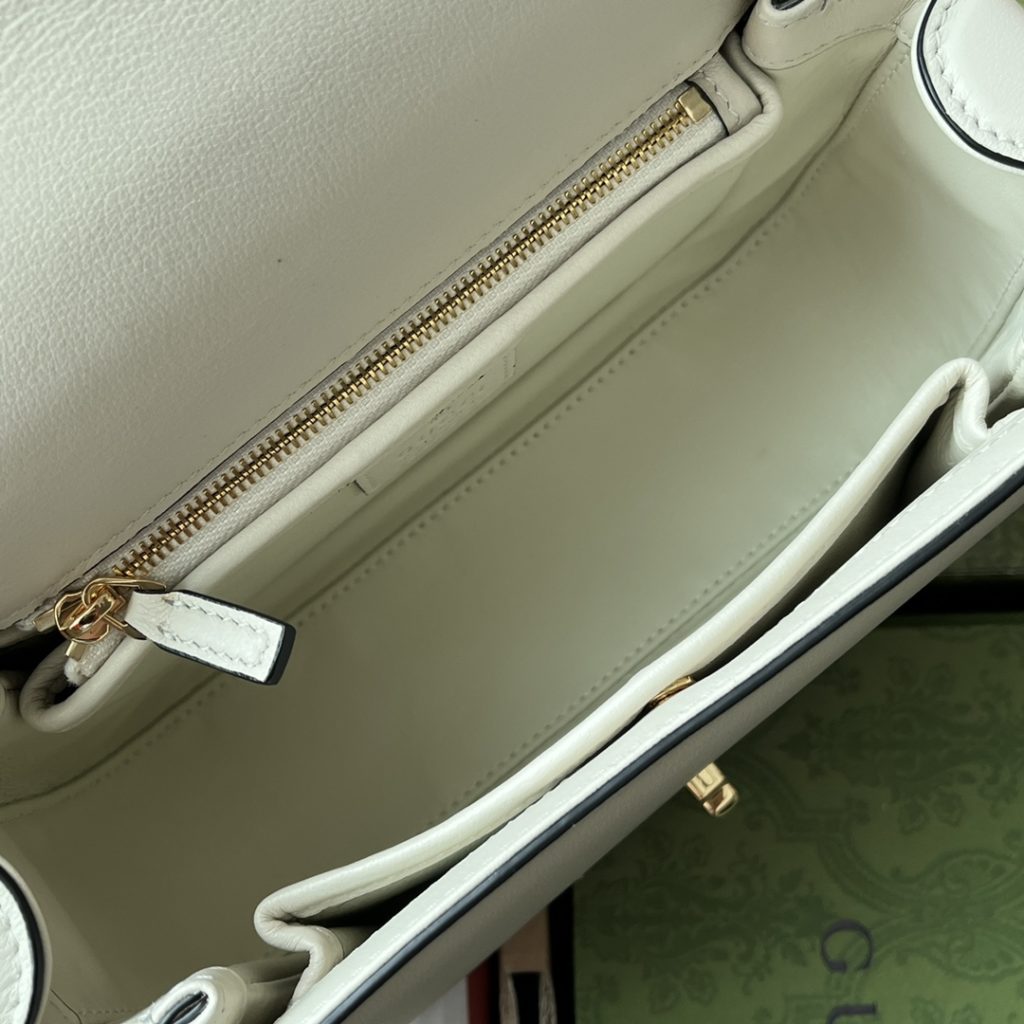 📣📣📣 [Original leather 🌈 (Cdfmall Sanya duty-free shop handbag] 🔥🔥 Gucci Blondie series handbag, UXX0G 1000 vintage elements and collection details complement each other. This backpack is made of white glossy leather, with exquisite chain design, showing the classic and meaningful modern flavor. As a collection design element, the round interlocking double G is decorated on the buckle in the center of this piece. White leather, gold adjustable accessories, round interlocking double G, interior: 1 zip pocket, 2 open pockets, top handle, with chain shoulder strap, leather shoulder strap, press buckle. Model: 735101. Size: 23 (W) x 15 (H) x 11cm (D) Color: black/original leather. Italian creation