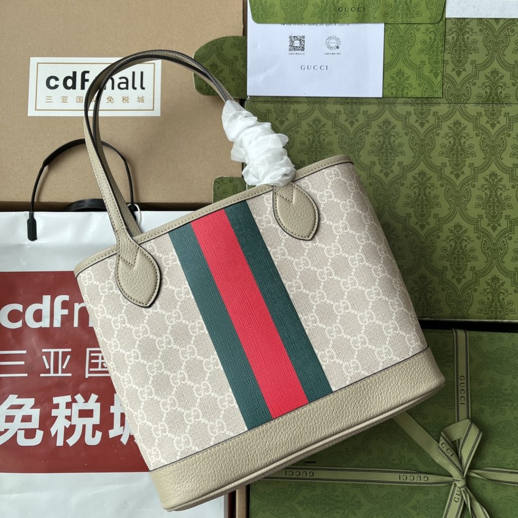 📣📣📣 [Original leather 🌈 (Cdfmall Sanya duty-free shop handbag] 🔥🔥 The series launched by Ophidia series small Tote bag model 726762 brand continue the design concept that the single item should not only be popular for one season, but will be renewed over time. The classic interlaced letter elements derived from the initials of Guccio Gucci continue to inject brand identity charm into the new design. This Ophidia Tote bag is made of classic beige and ebony GG Supreme canvas and is decorated with red and green striped webbing. Hide details Beige and Ebony GG Supreme Canvas Brown Leather Ribbed Red-green Ribbon Lined Cotton Hemp Handle (19cm high) Weight: 364g/25cm (W) x 22cm (H) x 12cm (D)