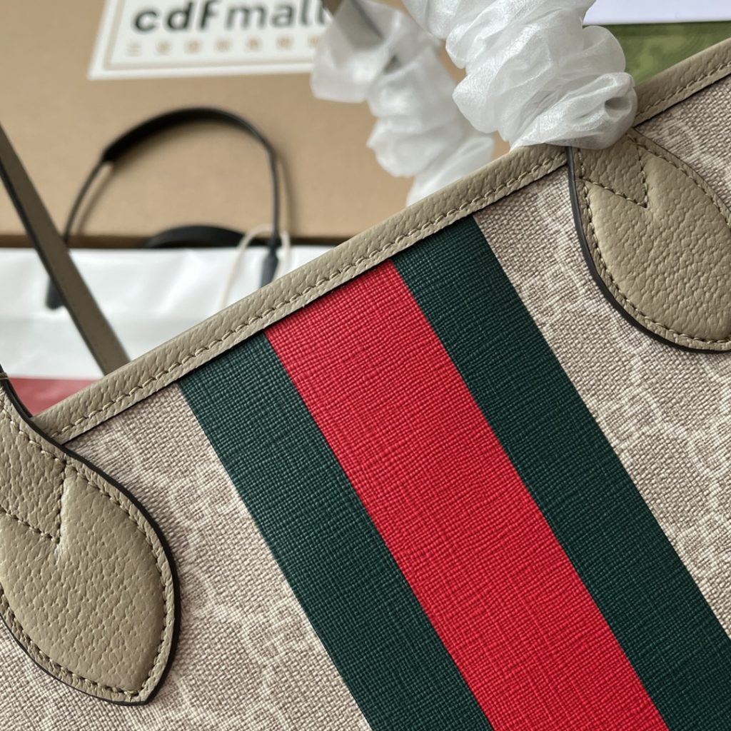 📣📣📣 [Original leather 🌈 (Cdfmall Sanya duty-free shop handbag] 🔥🔥 The series launched by Ophidia series small Tote bag model 726762 brand continue the design concept that the single item should not only be popular for one season, but will be renewed over time. The classic interlaced letter elements derived from the initials of Guccio Gucci continue to inject brand identity charm into the new design. This Ophidia Tote bag is made of classic beige and ebony GG Supreme canvas and is decorated with red and green striped webbing. Hide details Beige and Ebony GG Supreme Canvas Brown Leather Ribbed Red-green Ribbon Lined Cotton Hemp Handle (19cm high) Weight: 364g/25cm (W) x 22cm (H) x 12cm (D)