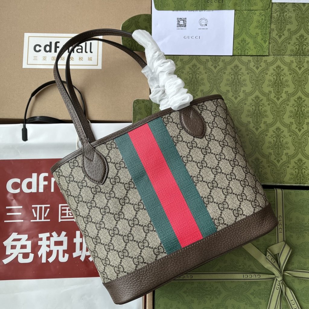 📣📣📣 [Original leather 🌈 (Cdfmall Sanya duty-free shop handbag] 🔥🔥 The series launched by Ophidia series small Tote bag model 726762 brand continue the design concept that the single item should not only be popular for one season, but will be renewed over time. The classic interlaced letter elements derived from the initials of Guccio Gucci continue to inject brand identity charm into the new design. This Ophidia Tote bag is made of classic beige and ebony GG Supreme canvas and is decorated with red and green striped webbing. Hide details Beige and Ebony GG Supreme Canvas Brown Leather Ribbed Red-green Ribbon Lined Cotton Hemp Handle (19cm high) Weight: 364g/25cm (W) x 22cm (H) x 12cm (D)