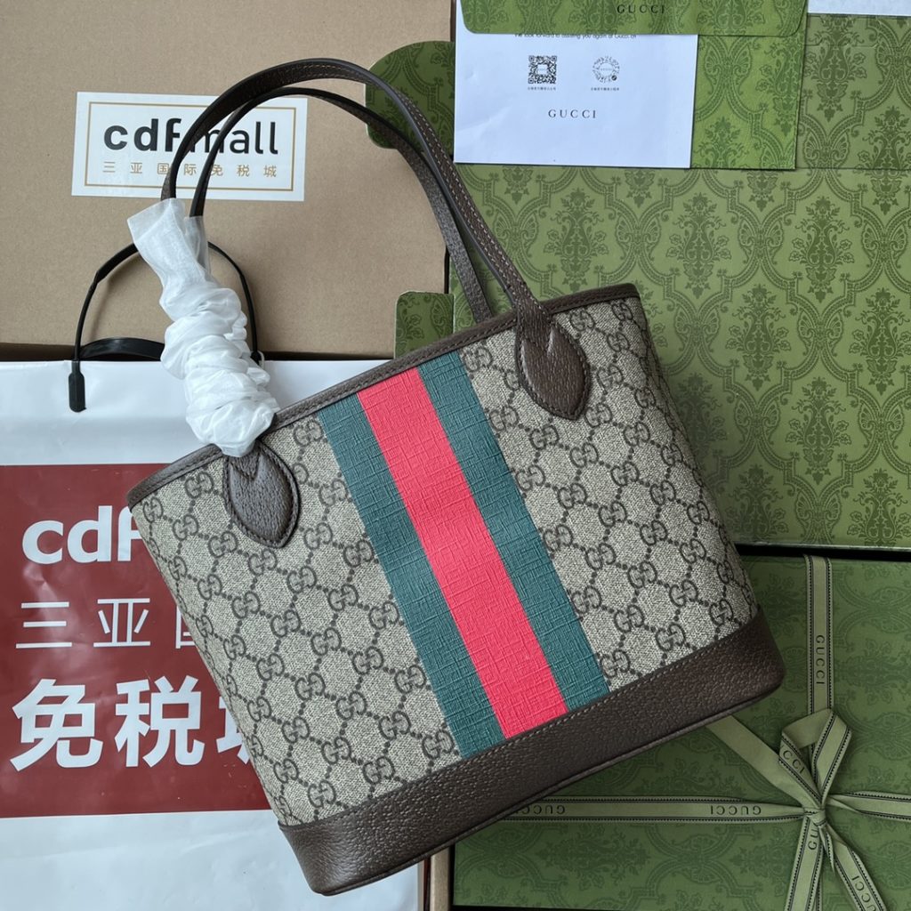 📣📣📣 [Original leather 🌈 (Cdfmall Sanya duty-free shop handbag] 🔥🔥 The series launched by Ophidia series small Tote bag model 726762 brand continue the design concept that the single item should not only be popular for one season, but will be renewed over time. The classic interlaced letter elements derived from the initials of Guccio Gucci continue to inject brand identity charm into the new design. This Ophidia Tote bag is made of classic beige and ebony GG Supreme canvas and is decorated with red and green striped webbing. Hide details Beige and Ebony GG Supreme Canvas Brown Leather Ribbed Red-green Ribbon Lined Cotton Hemp Handle (19cm high) Weight: 364g/25cm (W) x 22cm (H) x 12cm (D)