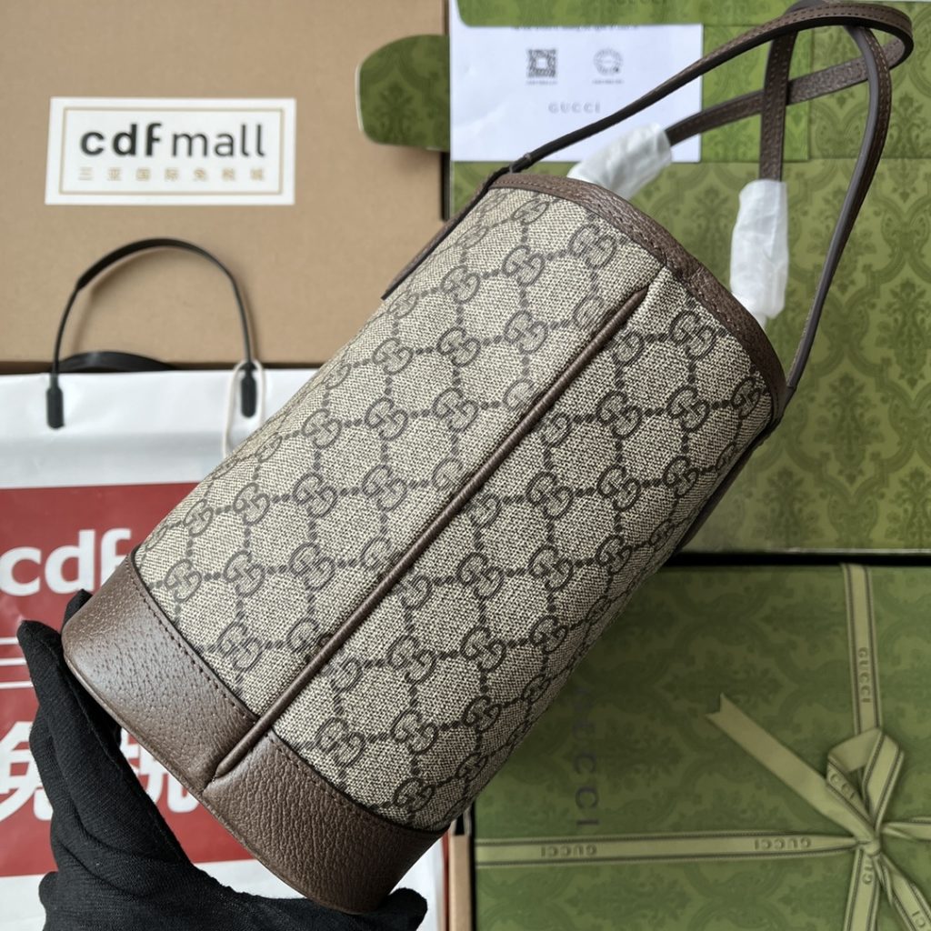 📣📣📣 [Original leather 🌈 (Cdfmall Sanya duty-free shop handbag] 🔥🔥 The series launched by Ophidia series small Tote bag model 726762 brand continue the design concept that the single item should not only be popular for one season, but will be renewed over time. The classic interlaced letter elements derived from the initials of Guccio Gucci continue to inject brand identity charm into the new design. This Ophidia Tote bag is made of classic beige and ebony GG Supreme canvas and is decorated with red and green striped webbing. Hide details Beige and Ebony GG Supreme Canvas Brown Leather Ribbed Red-green Ribbon Lined Cotton Hemp Handle (19cm high) Weight: 364g/25cm (W) x 22cm (H) x 12cm (D)