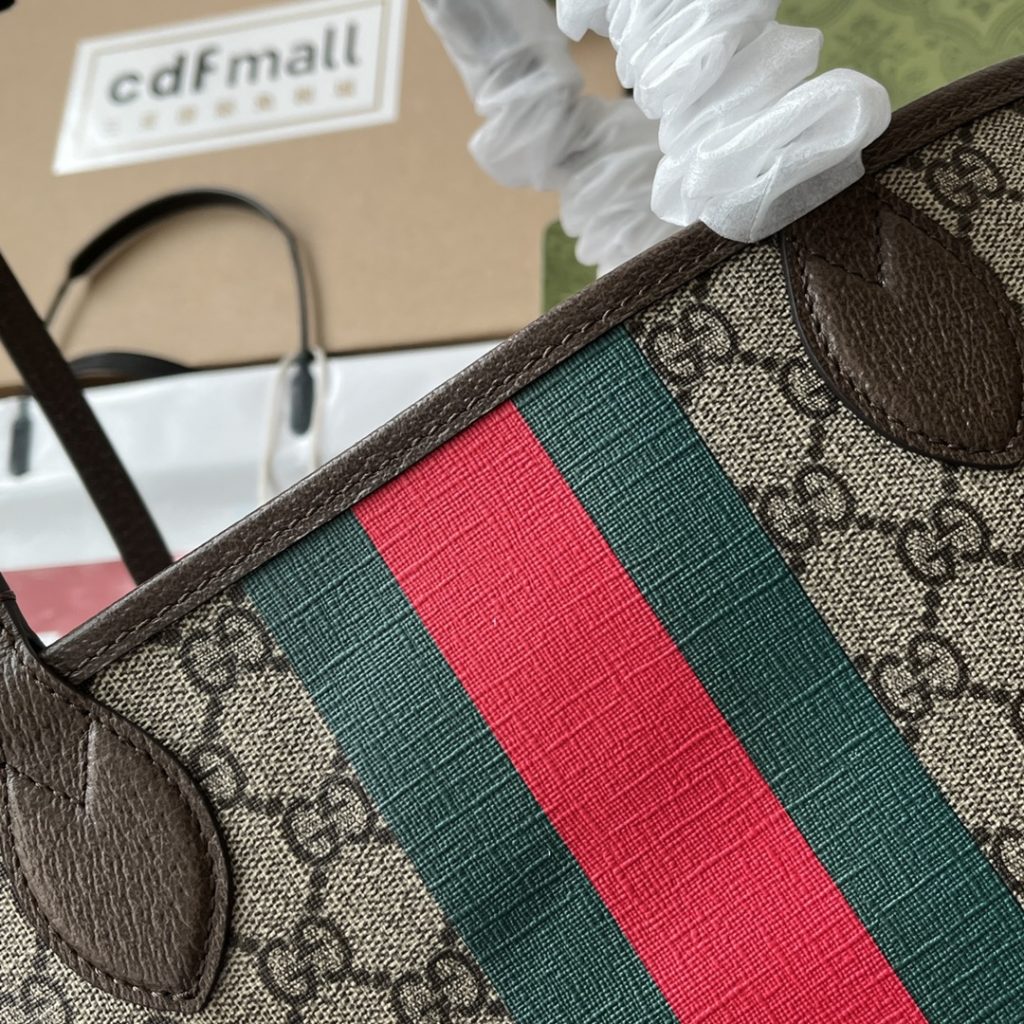 📣📣📣 [Original leather 🌈 (Cdfmall Sanya duty-free shop handbag] 🔥🔥 The series launched by Ophidia series small Tote bag model 726762 brand continue the design concept that the single item should not only be popular for one season, but will be renewed over time. The classic interlaced letter elements derived from the initials of Guccio Gucci continue to inject brand identity charm into the new design. This Ophidia Tote bag is made of classic beige and ebony GG Supreme canvas and is decorated with red and green striped webbing. Hide details Beige and Ebony GG Supreme Canvas Brown Leather Ribbed Red-green Ribbon Lined Cotton Hemp Handle (19cm high) Weight: 364g/25cm (W) x 22cm (H) x 12cm (D)