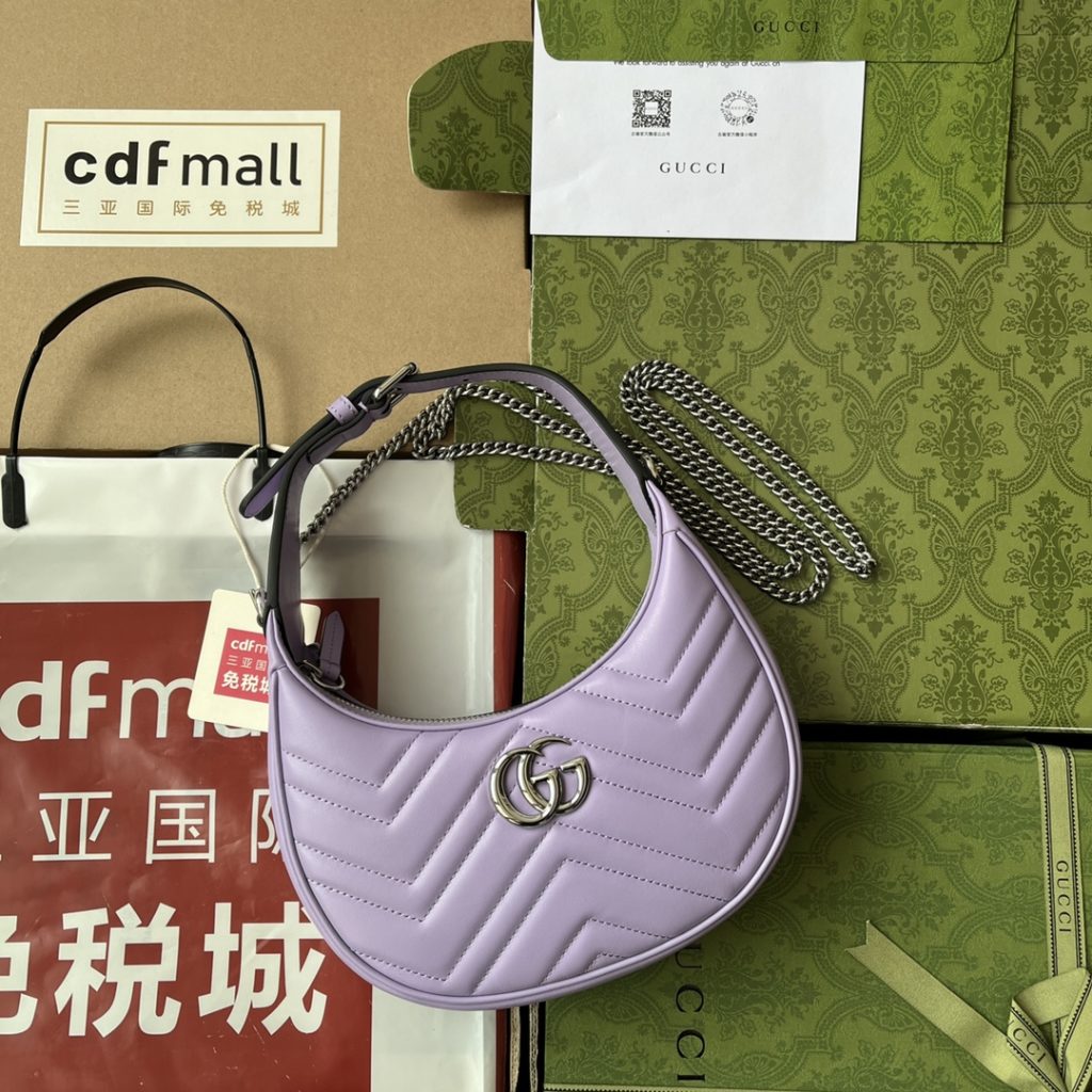 📣📣📣 [Original leather 🌈 (Cdfmall Sanya duty-free shop handbag] 🔥🔥 This mini handbag is made of crescent-shaped silhouette and textured black leather, which exudes a strong retro style. Retro elements combine classic design or fashion details to present a new design beyond the limits of time and space. The brand's deep fascination with the past is everywhere, and this small accessory is no exception. Adopt the special cabinet texture soft natural grain full cow leather and the market high grade smooth bright bronze hardware model: 699514 size: 21x11x5cm color: purple leather