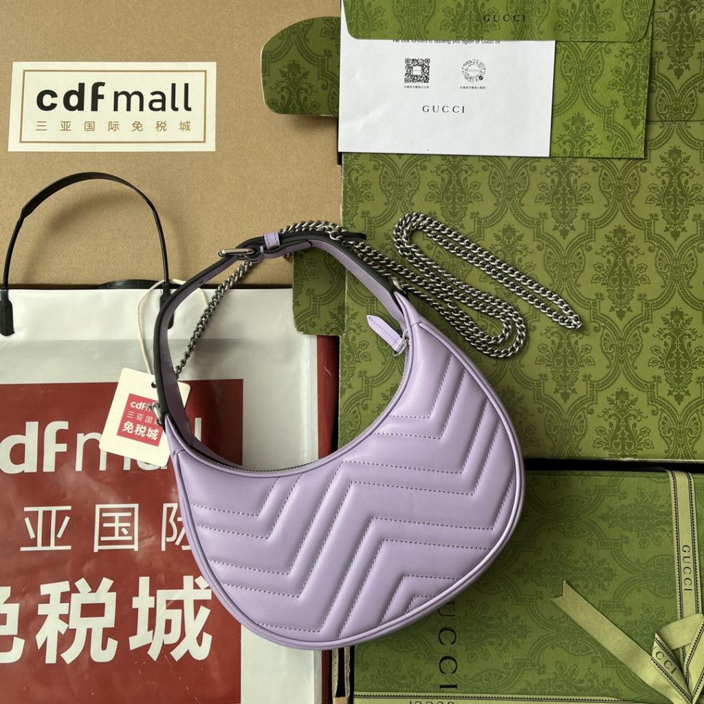 📣📣📣 [Original leather 🌈 (Cdfmall Sanya duty-free shop handbag] 🔥🔥 This mini handbag is made of crescent-shaped silhouette and textured black leather, which exudes a strong retro style. Retro elements combine classic design or fashion details to present a new design beyond the limits of time and space. The brand's deep fascination with the past is everywhere, and this small accessory is no exception. Adopt the special cabinet texture soft natural grain full cow leather and the market high grade smooth bright bronze hardware model: 699514 size: 21x11x5cm color: purple leather