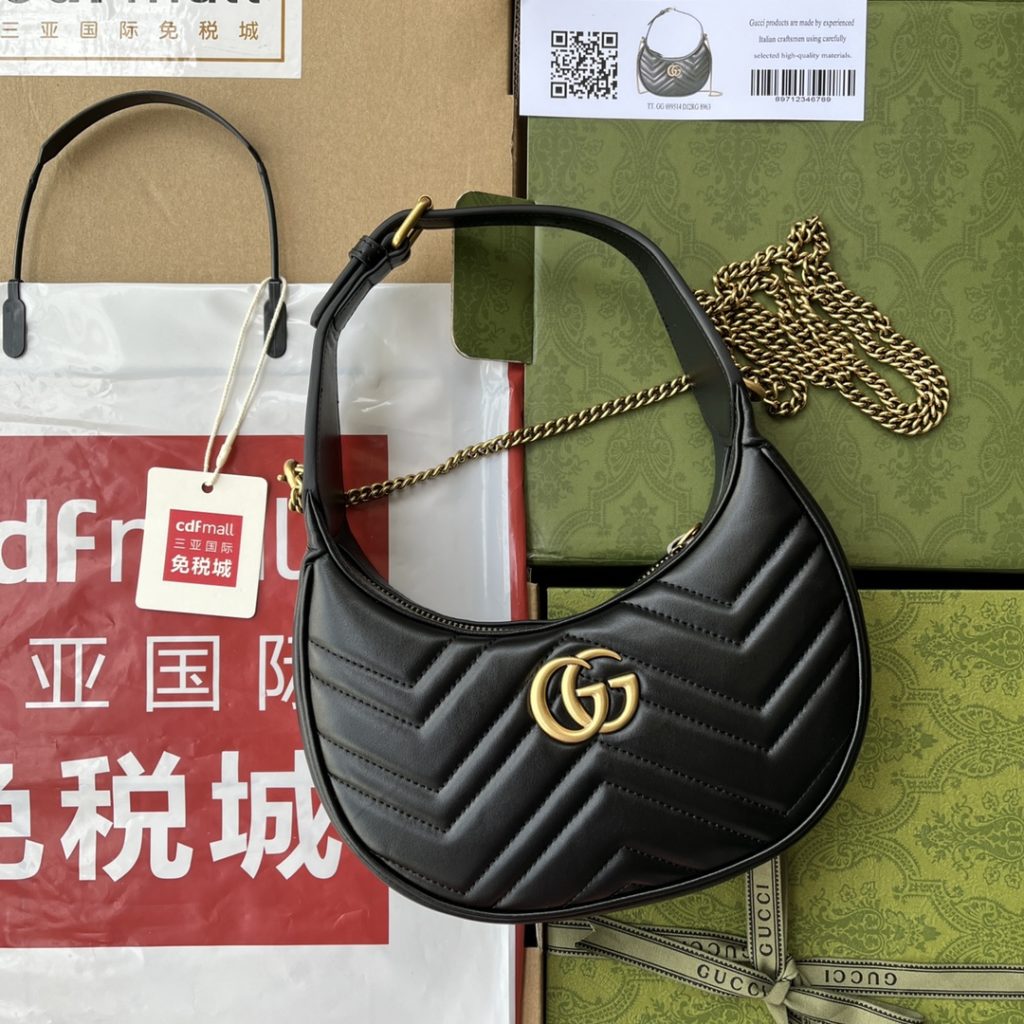 📣📣📣 [Original leather 🌈 (Cdfmall Sanya duty-free shop handbag] 🔥🔥 This mini handbag is made of crescent-shaped silhouette and textured black leather, which exudes a strong retro style. Retro elements combine classic design or fashion details to present a new design beyond the limits of time and space. The brand's deep fascination with the past is everywhere, and this small accessory is no exception. Adopt the special cabinet texture soft natural grain full cow leather and the market high grade smooth bright bronze hardware model: 699514 size: 21x11x5cm color: purple leather