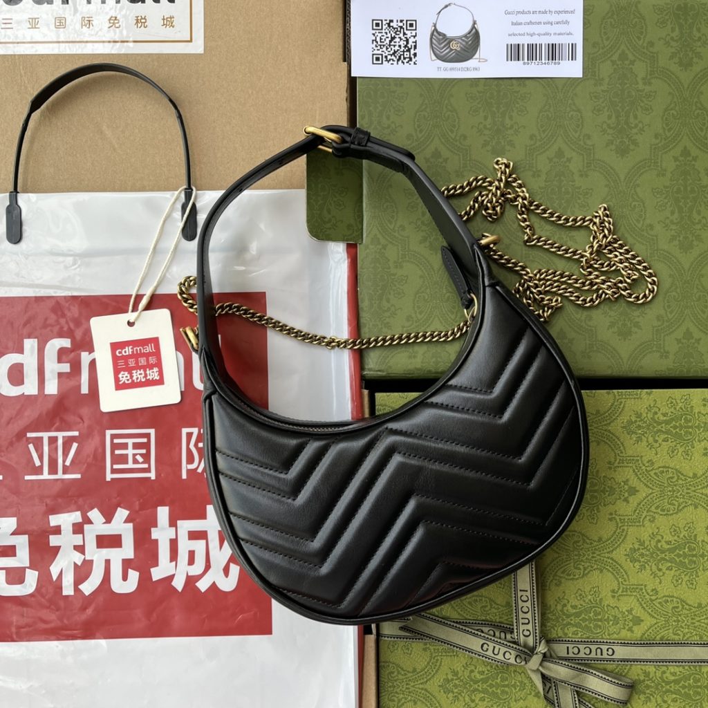 📣📣📣 [Original leather 🌈 (Cdfmall Sanya duty-free shop handbag] 🔥🔥 This mini handbag is made of crescent-shaped silhouette and textured black leather, which exudes a strong retro style. Retro elements combine classic design or fashion details to present a new design beyond the limits of time and space. The brand's deep fascination with the past is everywhere, and this small accessory is no exception. Adopt the special cabinet texture soft natural grain full cow leather and the market high grade smooth bright bronze hardware model: 699514 size: 21x11x5cm color: purple leather