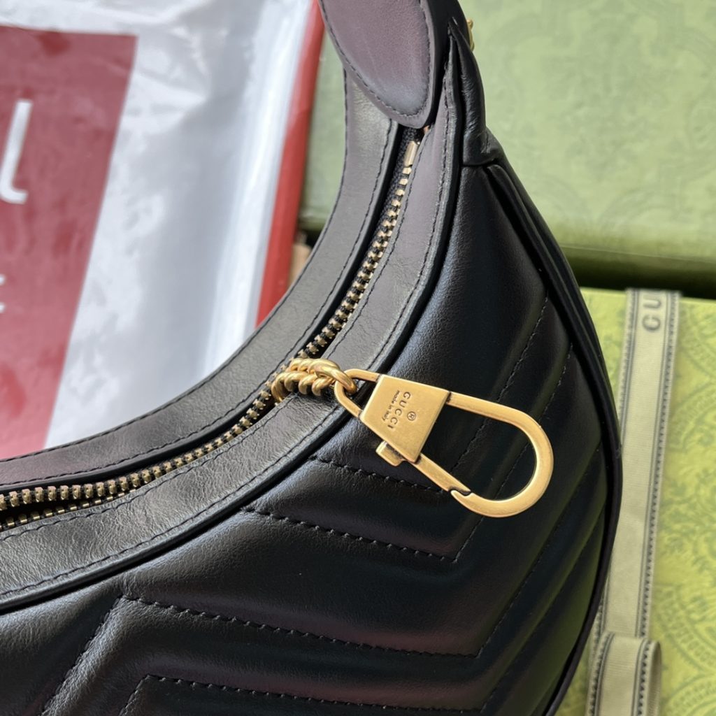 📣📣📣 [Original leather 🌈 (Cdfmall Sanya duty-free shop handbag] 🔥🔥 This mini handbag is made of crescent-shaped silhouette and textured black leather, which exudes a strong retro style. Retro elements combine classic design or fashion details to present a new design beyond the limits of time and space. The brand's deep fascination with the past is everywhere, and this small accessory is no exception. Adopt the special cabinet texture soft natural grain full cow leather and the market high grade smooth bright bronze hardware model: 699514 size: 21x11x5cm color: purple leather