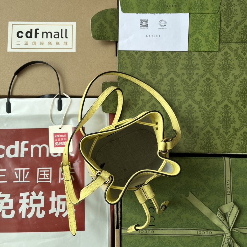 📣📣📣 [Original leather 🌈 (Cdfmall Sanya duty-free shop handbag] 🔥🔥 Ophidia series super double G mini bucket bag. Super double G canvas introduces the classic and meaningful color combination of banana yellow and camel, inheriting the historical origin of the material. Canvas has been used in many series for a long time, and has become the trademark material of the brand. Ophidia series bucket bag has a crisp shape, decorated with banana yellow leather piping, and matched with the same color drawcord. Banana yellow and yellow G canvas super double G canvas banana yellow leather piping, adjustable shoulder strap (58 cm high) drawcord fixation, weight: about 0.28 kg. Model: 550620. Size: 15.5 (W) x 19 (H) x 9cm (D) Color: light pink/G canvas. Italian creation