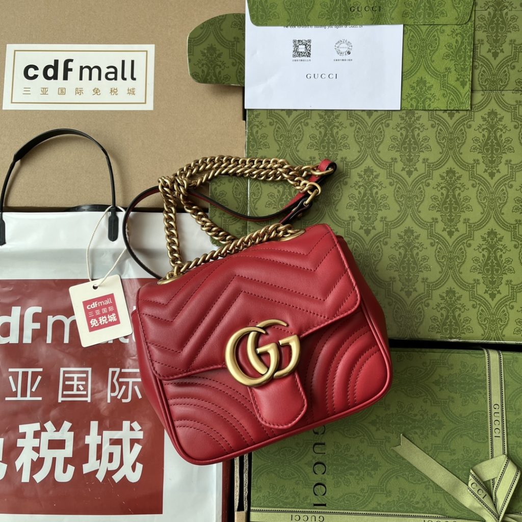 📣📣📣 [Original leather 🌈 (Cdfmall Sanya duty-free shop handbag] 🔥🔥 𝟮 𝟬 𝟮 𝟯 The most popular version of 𝗚 𝗚 𝗠 𝗮 𝗿 𝗺 𝗼 𝗻 𝘁 The new version of 𝗚 𝗚 𝗠 𝗮 𝗿 𝗺 𝗼 𝗻 𝘁 has been upgraded. With highly recognizable quilted fabric and double-G accessories, GG Marmont handbags have become brand symbols. This classic series will launch a new silhouette every season, which echoes Gucci's current aesthetic concept. This backpack is made of black leather with antique gold color details. Model: 739682. Size: 18 * 13.5 * 8cm. Color: bright red/original leather.