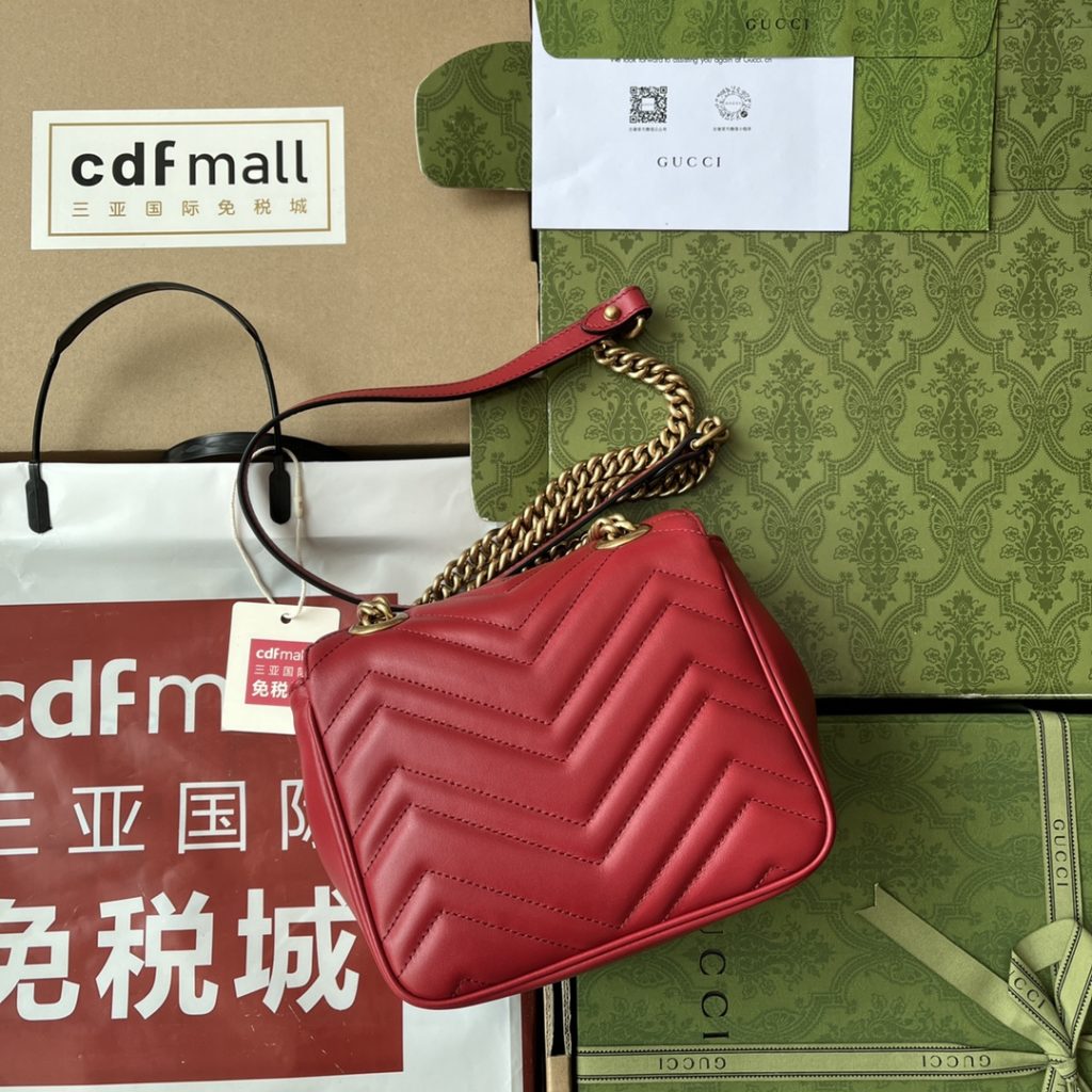 📣📣📣 [Original leather 🌈 (Cdfmall Sanya duty-free shop handbag] 🔥🔥 𝟮 𝟬 𝟮 𝟯 The most popular version of 𝗚 𝗚 𝗠 𝗮 𝗿 𝗺 𝗼 𝗻 𝘁 The new version of 𝗚 𝗚 𝗠 𝗮 𝗿 𝗺 𝗼 𝗻 𝘁 has been upgraded. With highly recognizable quilted fabric and double-G accessories, GG Marmont handbags have become brand symbols. This classic series will launch a new silhouette every season, which echoes Gucci's current aesthetic concept. This backpack is made of black leather with antique gold color details. Model: 739682. Size: 18 * 13.5 * 8cm. Color: bright red/original leather.