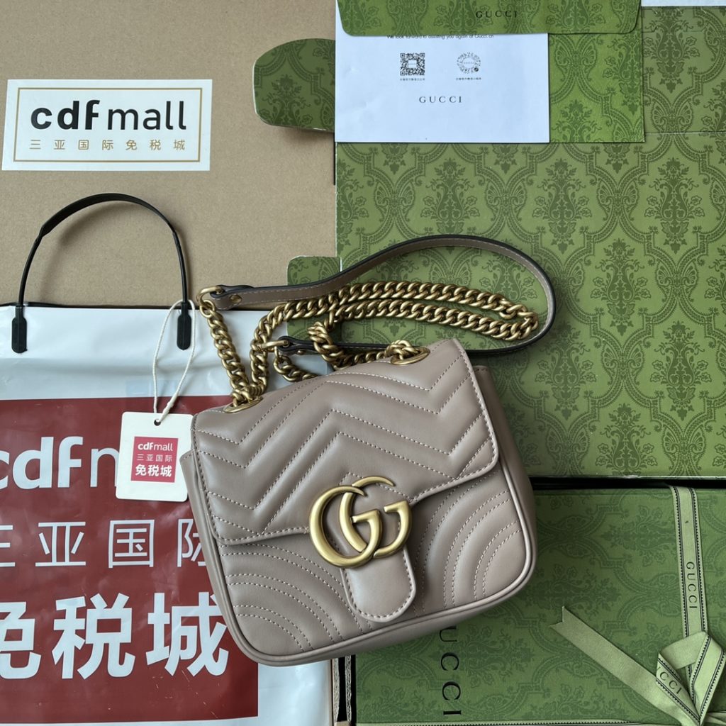 📣📣📣 [Original leather 🌈 (Cdfmall Sanya duty-free shop handbag] 🔥🔥 𝟮 𝟬 𝟮 𝟯 The most popular version of 𝗚 𝗚 𝗠 𝗮 𝗿 𝗺 𝗼 𝗻 𝘁 The new version of 𝗚 𝗚 𝗠 𝗮 𝗿 𝗺 𝗼 𝗻 𝘁 has been upgraded. With highly recognizable quilted fabric and double-G accessories, GG Marmont handbags have become brand symbols. This classic series will launch a new silhouette every season, which echoes Gucci's current aesthetic concept. This backpack is made of black leather with antique gold color details. Model: 739682. Size: 18 * 13.5 * 8cm. Color: bright red/original leather.