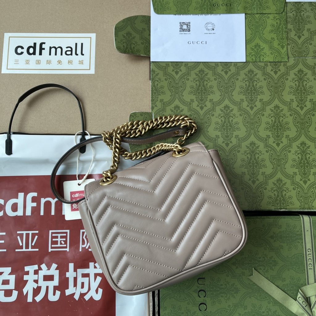 📣📣📣 [Original leather 🌈 (Cdfmall Sanya duty-free shop handbag] 🔥🔥 𝟮 𝟬 𝟮 𝟯 The most popular version of 𝗚 𝗚 𝗠 𝗮 𝗿 𝗺 𝗼 𝗻 𝘁 The new version of 𝗚 𝗚 𝗠 𝗮 𝗿 𝗺 𝗼 𝗻 𝘁 has been upgraded. With highly recognizable quilted fabric and double-G accessories, GG Marmont handbags have become brand symbols. This classic series will launch a new silhouette every season, which echoes Gucci's current aesthetic concept. This backpack is made of black leather with antique gold color details. Model: 739682. Size: 18 * 13.5 * 8cm. Color: bright red/original leather.