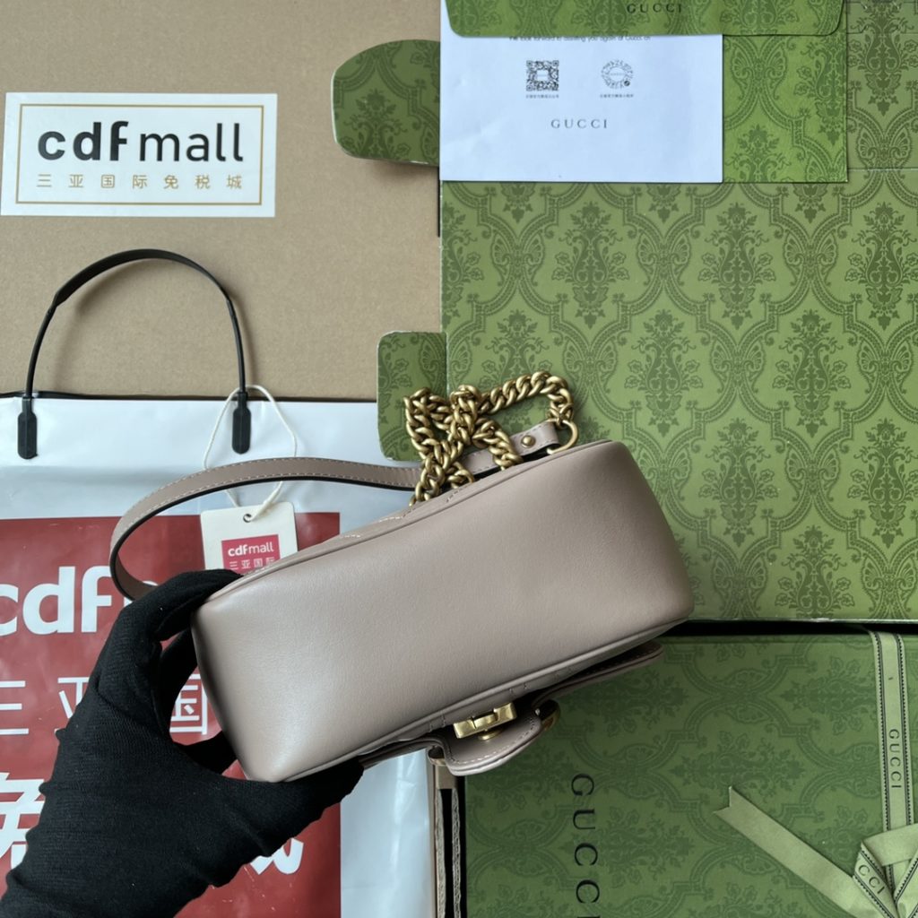 📣📣📣 [Original leather 🌈 (Cdfmall Sanya duty-free shop handbag] 🔥🔥 𝟮 𝟬 𝟮 𝟯 The most popular version of 𝗚 𝗚 𝗠 𝗮 𝗿 𝗺 𝗼 𝗻 𝘁 The new version of 𝗚 𝗚 𝗠 𝗮 𝗿 𝗺 𝗼 𝗻 𝘁 has been upgraded. With highly recognizable quilted fabric and double-G accessories, GG Marmont handbags have become brand symbols. This classic series will launch a new silhouette every season, which echoes Gucci's current aesthetic concept. This backpack is made of black leather with antique gold color details. Model: 739682. Size: 18 * 13.5 * 8cm. Color: bright red/original leather.