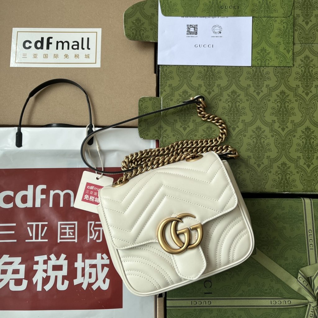 📣📣📣 [Original leather 🌈 (Cdfmall Sanya duty-free shop handbag] 🔥🔥 𝟮 𝟬 𝟮 𝟯 The most popular version of 𝗚 𝗚 𝗠 𝗮 𝗿 𝗺 𝗼 𝗻 𝘁 The new version of 𝗚 𝗚 𝗠 𝗮 𝗿 𝗺 𝗼 𝗻 𝘁 has been upgraded. With highly recognizable quilted fabric and double-G accessories, GG Marmont handbags have become brand symbols. This classic series will launch a new silhouette every season, which echoes Gucci's current aesthetic concept. This backpack is made of black leather with antique gold color details. Model: 739682. Size: 18 * 13.5 * 8cm. Color: bright red/original leather.