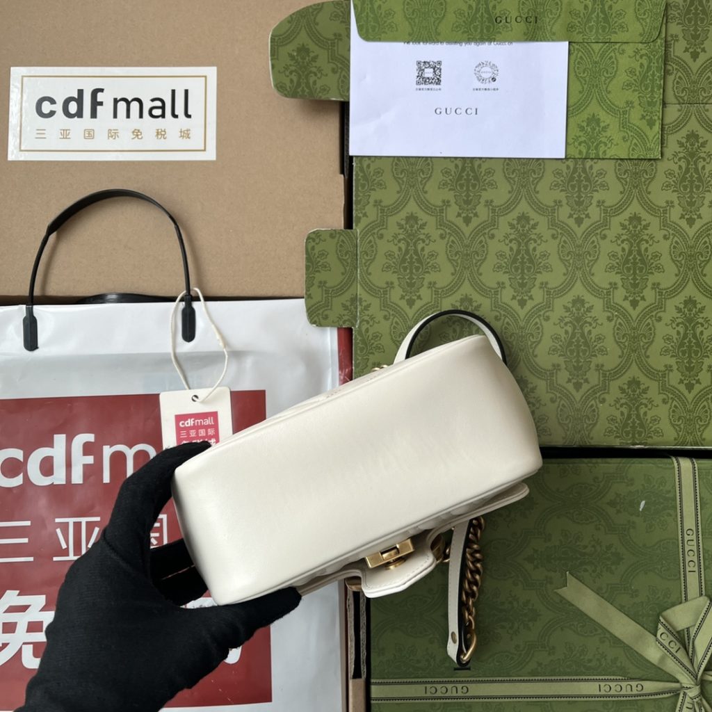 📣📣📣 [Original leather 🌈 (Cdfmall Sanya duty-free shop handbag] 🔥🔥 𝟮 𝟬 𝟮 𝟯 The most popular version of 𝗚 𝗚 𝗠 𝗮 𝗿 𝗺 𝗼 𝗻 𝘁 The new version of 𝗚 𝗚 𝗠 𝗮 𝗿 𝗺 𝗼 𝗻 𝘁 has been upgraded. With highly recognizable quilted fabric and double-G accessories, GG Marmont handbags have become brand symbols. This classic series will launch a new silhouette every season, which echoes Gucci's current aesthetic concept. This backpack is made of black leather with antique gold color details. Model: 739682. Size: 18 * 13.5 * 8cm. Color: bright red/original leather.