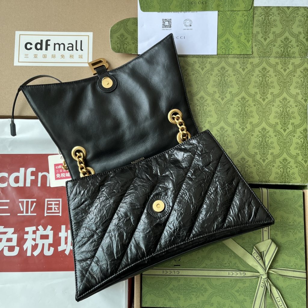 📣📣📣 [Original leather 🌈 (Cdfmall Sanya duty-free shop handbag] 🔥🔥 𝐂 𝐑 𝐔 𝐒 𝐇 comes from the 22-year fall and winter series of the Balischia family - Crush, and the powerful practical big bag returns strongly! Crush is based on the hourglass hourglass bag shape, and the front is decorated with a B-word metal classic logo. The ultra-soft calf leather presents a wrinkled paper texture after special treatment; The oblique quilting filling process has the feeling of a down space suit, and is super soft and Q elastic! The bag not only has large capacity, but also has many storage layers inside; The metal thick chain strap can be freely adjusted by the user. Whether it is a single-chain shoulder strap or a double-chain hand strap, or an underarm bag, it can show a different temperament, and the casual style is coming! Size: 31x19.8x6.9cm Model: 716393 Color: gold/black crack