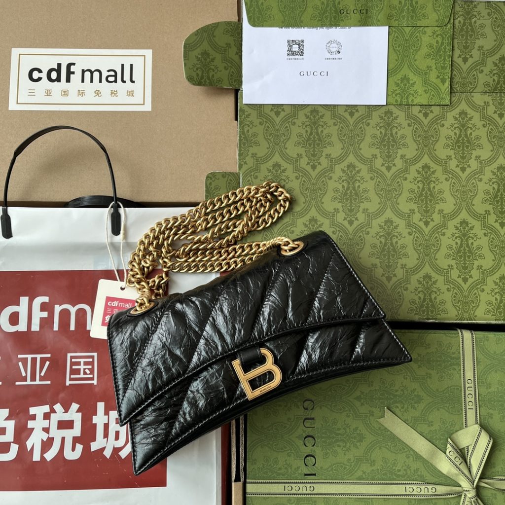 📣📣📣 [Original leather 🌈 (Cdfmall Sanya duty-free shop handbag] 🔥🔥 𝐂 𝐑 𝐔 𝐒 𝐇 comes from the 22-year fall and winter series of the Balischia family - Crush, and the powerful practical big bag returns strongly! Crush is based on the hourglass hourglass bag shape, and the front is decorated with a B-word metal classic logo. The ultra-soft calf leather presents a wrinkled paper texture after special treatment; The oblique quilting filling process has the feeling of a down space suit, and is super soft and Q elastic! The bag not only has large capacity, but also has many storage layers inside; The metal thick chain strap can be freely adjusted by the user. Whether it is a single-chain shoulder strap or a double-chain hand strap, or an underarm bag, it can show a different temperament, and the casual style is coming! Size: 31x19.8x6.9cm Model: 716393 Color: gold/black crack