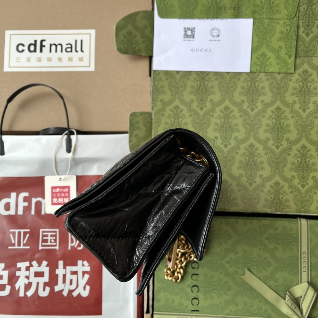 📣📣📣 [Original leather 🌈 (Cdfmall Sanya duty-free shop handbag] 🔥🔥 𝐂 𝐑 𝐔 𝐒 𝐇 comes from the 22-year fall and winter series of the Balischia family - Crush, and the powerful practical big bag returns strongly! Crush is based on the hourglass hourglass bag shape, and the front is decorated with a B-word metal classic logo. The ultra-soft calf leather presents a wrinkled paper texture after special treatment; The oblique quilting filling process has the feeling of a down space suit, and is super soft and Q elastic! The bag not only has large capacity, but also has many storage layers inside; The metal thick chain strap can be freely adjusted by the user. Whether it is a single-chain shoulder strap or a double-chain hand strap, or an underarm bag, it can show a different temperament, and the casual style is coming! Size: 31x19.8x6.9cm Model: 716393 Color: gold/black crack