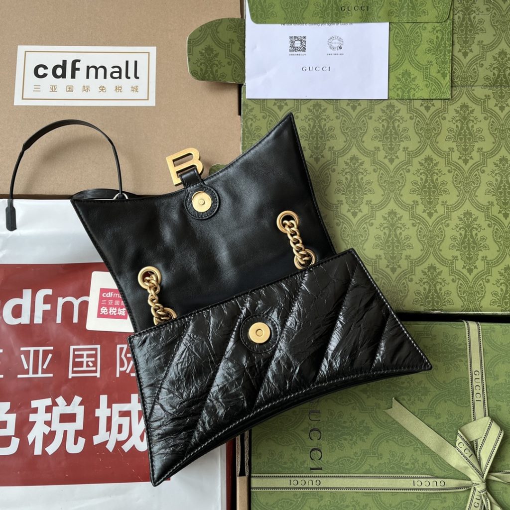 📣📣📣 [Original leather 🌈 (Cdfmall Sanya duty-free shop handbag] 🔥🔥 𝐂 𝐑 𝐔 𝐒 𝐇 comes from the 22-year fall and winter series of the Balischia family - Crush, and the powerful practical big bag returns strongly! Crush is based on the hourglass hourglass bag shape, and the front is decorated with a B-word metal classic logo. The ultra-soft calf leather presents a wrinkled paper texture after special treatment; The oblique quilting filling process has the feeling of a down space suit, and is super soft and Q elastic! The bag not only has large capacity, but also has many storage layers inside; The metal thick chain strap can be freely adjusted by the user. Whether it is a single-chain shoulder strap or a double-chain hand strap, or an underarm bag, it can show a different temperament, and the casual style is coming! Size: 31x19.8x6.9cm Model: 716393 Color: gold/black crack