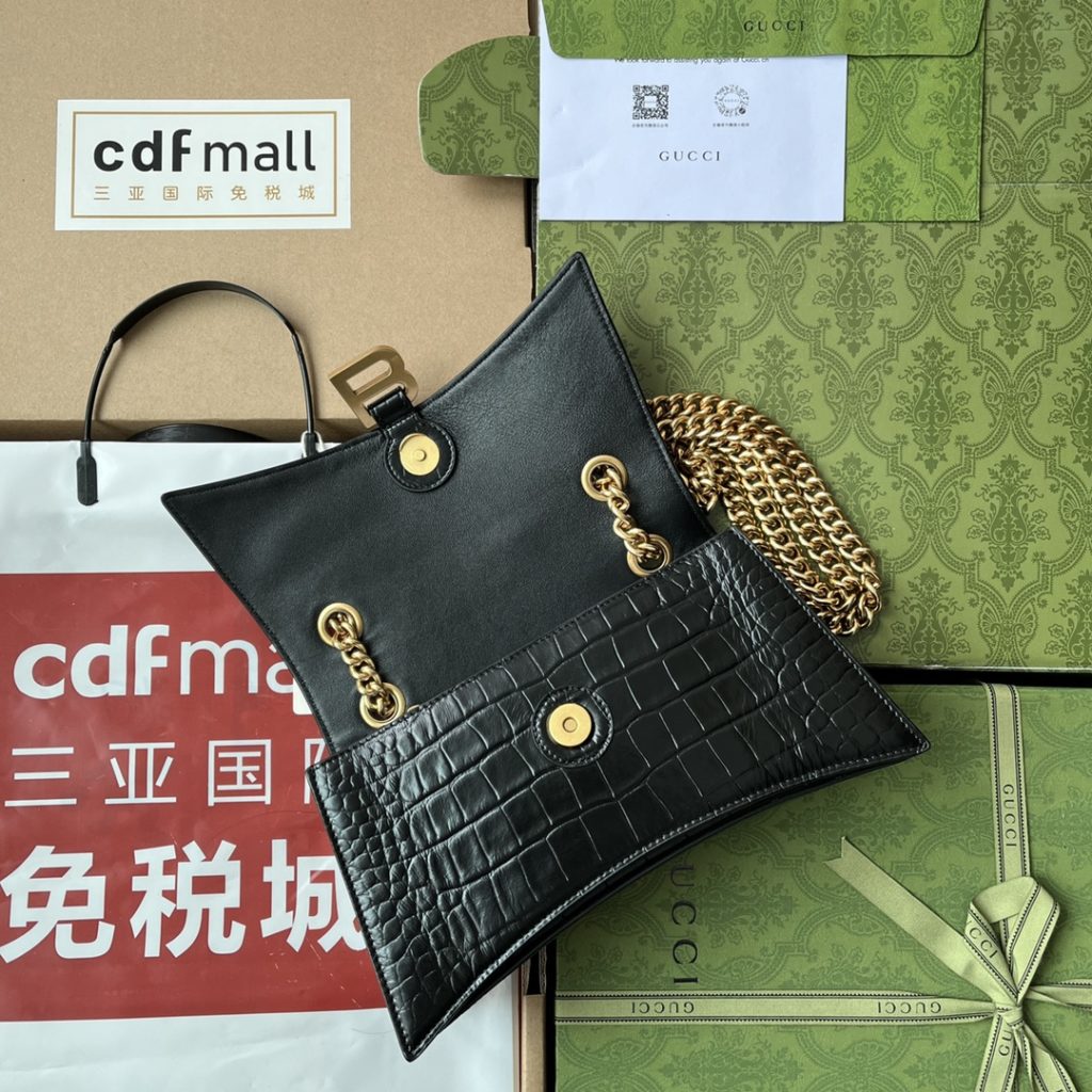 📣📣📣 [Original leather 🌈 (Cdfmall Sanya duty-free shop handbag] 🔥🔥 𝐂 𝐑 𝐔 𝐒 𝐇 comes from the 22-year fall and winter series of the Balischia family - Crush, and the powerful practical big bag returns strongly! Crush is based on the hourglass hourglass bag shape, and the front is decorated with a B-word metal classic logo. The ultra-soft calf leather presents a wrinkled paper texture after special treatment; The oblique quilting filling process has the feeling of a down space suit, and is super soft and Q elastic! The bag not only has large capacity, but also has many storage layers inside; The metal thick chain strap can be freely adjusted by the user. Whether it is a single-chain shoulder strap or a double-chain hand strap, or an underarm bag, it can show a different temperament, and the casual style is coming! Size: 31x19.8x6.9cm Model: 716393 Color: gold/black alligator pattern