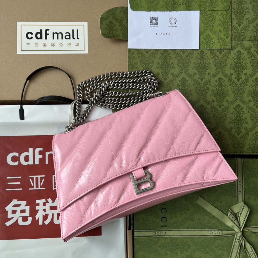 📣📣📣 [Original leather 🌈 (Cdfmall Sanya duty-free shop handbag] 🔥🔥 𝐂 𝐑 𝐔 𝐒 𝐇 comes from the 22-year fall and winter series of the Balischia family - Crush, and the powerful practical big bag returns strongly! Crush is based on the hourglass hourglass bag shape, and the front is decorated with a B-word metal classic logo. The ultra-soft calf leather presents a wrinkled paper texture after special treatment; The oblique quilting filling process has the feeling of a down space suit, and is super soft and Q elastic! The bag not only has large capacity, but also has many storage layers inside; The metal thick chain strap can be freely adjusted by the user. Whether it is a single-chain shoulder strap or a double-chain hand strap, or an underarm bag, it can show a different temperament, and the casual style is coming! Size: 31x19.8x6.9cm Model: 716393 Color: gold/black alligator pattern