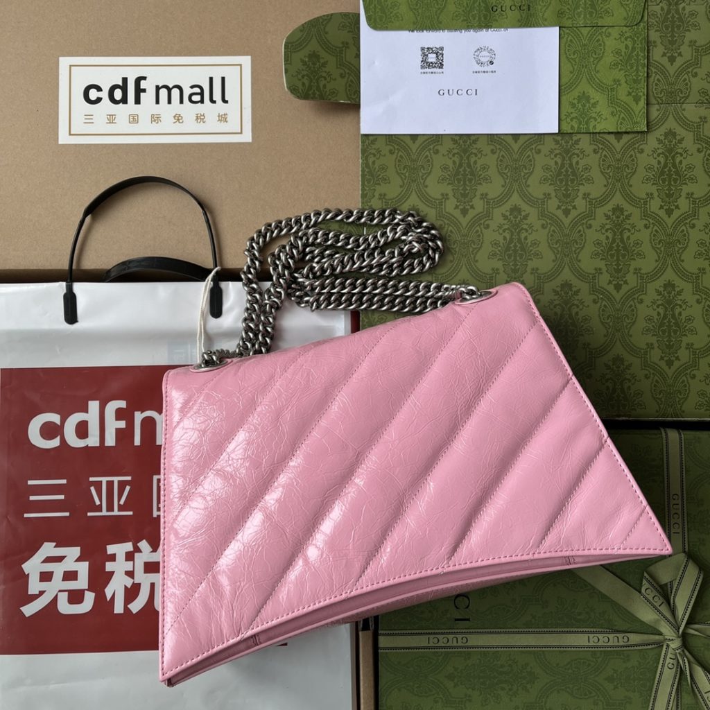 📣📣📣 [Original leather 🌈 (Cdfmall Sanya duty-free shop handbag] 🔥🔥 𝐂 𝐑 𝐔 𝐒 𝐇 comes from the 22-year fall and winter series of the Balischia family - Crush, and the powerful practical big bag returns strongly! Crush is based on the hourglass hourglass bag shape, and the front is decorated with a B-word metal classic logo. The ultra-soft calf leather presents a wrinkled paper texture after special treatment; The oblique quilting filling process has the feeling of a down space suit, and is super soft and Q elastic! The bag not only has large capacity, but also has many storage layers inside; The metal thick chain strap can be freely adjusted by the user. Whether it is a single-chain shoulder strap or a double-chain hand strap, or an underarm bag, it can show a different temperament, and the casual style is coming! Size: 31x19.8x6.9cm Model: 716393 Color: gold/black alligator pattern