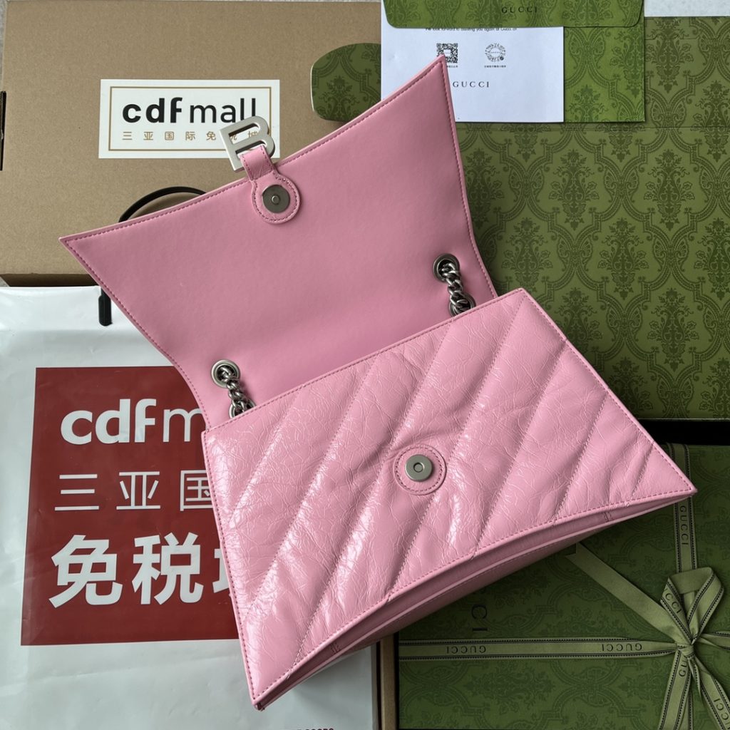 📣📣📣 [Original leather 🌈 (Cdfmall Sanya duty-free shop handbag] 🔥🔥 𝐂 𝐑 𝐔 𝐒 𝐇 comes from the 22-year fall and winter series of the Balischia family - Crush, and the powerful practical big bag returns strongly! Crush is based on the hourglass hourglass bag shape, and the front is decorated with a B-word metal classic logo. The ultra-soft calf leather presents a wrinkled paper texture after special treatment; The oblique quilting filling process has the feeling of a down space suit, and is super soft and Q elastic! The bag not only has large capacity, but also has many storage layers inside; The metal thick chain strap can be freely adjusted by the user. Whether it is a single-chain shoulder strap or a double-chain hand strap, or an underarm bag, it can show a different temperament, and the casual style is coming! Size: 31x19.8x6.9cm Model: 716393 Color: gold/black alligator pattern