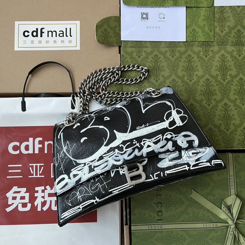 📣📣📣 [Original leather 🌈 (Cdfmall Sanya duty-free shop handbag] 🔥🔥 𝐂 𝐑 𝐔 𝐒 𝐇 comes from the 22-year fall and winter series of the Balischia family - Crush, and the powerful practical big bag returns strongly! Crush is based on the hourglass hourglass bag shape, and the front is decorated with a B-word metal classic logo. The ultra-soft calf leather presents a wrinkled paper texture after special treatment; The oblique quilting filling process has the feeling of a down space suit, and is super soft and Q elastic! The bag not only has large capacity, but also has many storage layers inside; The metal thick chain strap can be freely adjusted by the user. Whether it is a single-chain shoulder strap or a double-chain hand strap, or an underarm bag, it can show a different temperament, and the casual style is coming! Size: 31x19.8x6.9cm Model: 716393 Color: gold/black alligator pattern