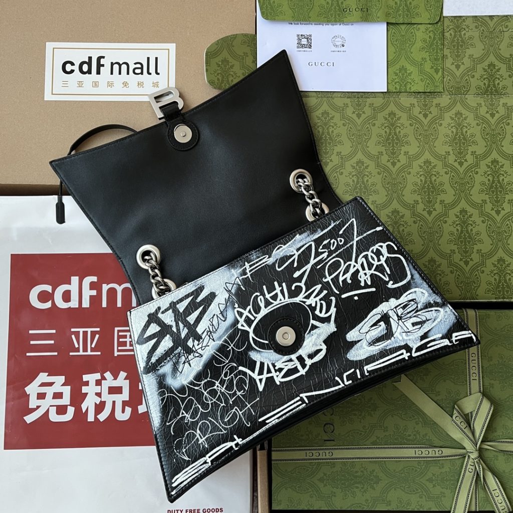 📣📣📣 [Original leather 🌈 (Cdfmall Sanya duty-free shop handbag] 🔥🔥 𝐂 𝐑 𝐔 𝐒 𝐇 comes from the 22-year fall and winter series of the Balischia family - Crush, and the powerful practical big bag returns strongly! Crush is based on the hourglass hourglass bag shape, and the front is decorated with a B-word metal classic logo. The ultra-soft calf leather presents a wrinkled paper texture after special treatment; The oblique quilting filling process has the feeling of a down space suit, and is super soft and Q elastic! The bag not only has large capacity, but also has many storage layers inside; The metal thick chain strap can be freely adjusted by the user. Whether it is a single-chain shoulder strap or a double-chain hand strap, or an underarm bag, it can show a different temperament, and the casual style is coming! Size: 31x19.8x6.9cm Model: 716393 Color: gold/black alligator pattern