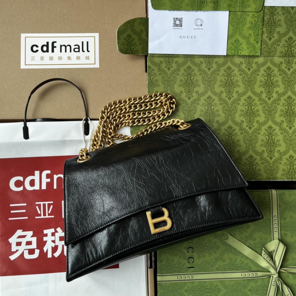 📣📣📣 [Original leather 🌈 (Cdfmall Sanya duty-free shop handbag] 🔥🔥 𝐂 𝐑 𝐔 𝐒 𝐇 comes from the 22-year fall and winter series of the Balischia family - Crush, and the powerful practical big bag returns strongly! Crush is based on the hourglass hourglass bag shape, and the front is decorated with a B-word metal classic logo. The ultra-soft calf leather presents a wrinkled paper texture after special treatment; The oblique quilting filling process has the feeling of a down space suit, and is super soft and Q elastic! The bag not only has large capacity, but also has many storage layers inside; The metal thick chain strap can be freely adjusted by the user. Whether it is a single-chain shoulder strap or a double-chain hand strap, or an underarm bag, it can show a different temperament, and the casual style is coming! Size: 31x19.8x6.9cm Model: 716393 Color: gold/black alligator pattern