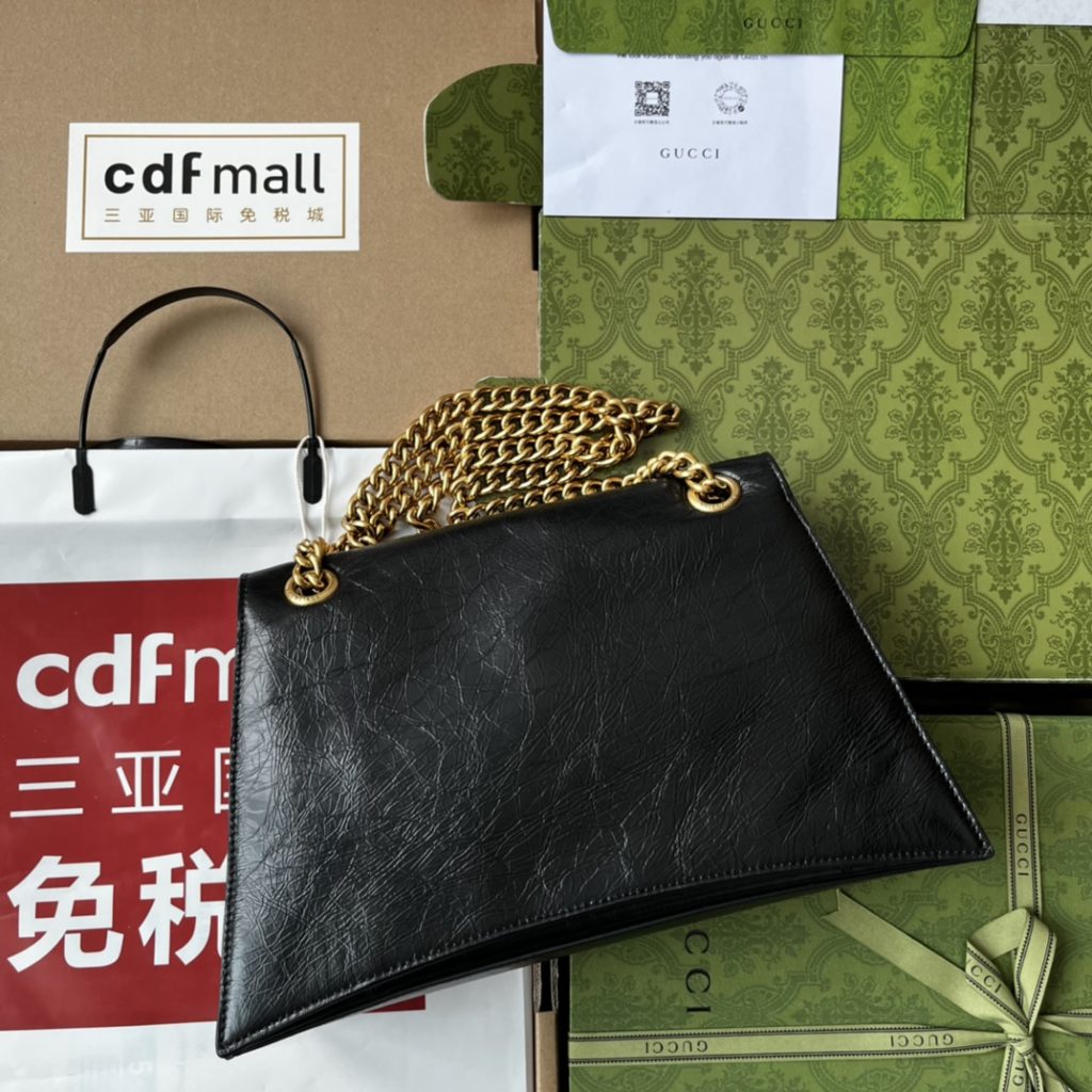 📣📣📣 [Original leather 🌈 (Cdfmall Sanya duty-free shop handbag] 🔥🔥 𝐂 𝐑 𝐔 𝐒 𝐇 comes from the 22-year fall and winter series of the Balischia family - Crush, and the powerful practical big bag returns strongly! Crush is based on the hourglass hourglass bag shape, and the front is decorated with a B-word metal classic logo. The ultra-soft calf leather presents a wrinkled paper texture after special treatment; The oblique quilting filling process has the feeling of a down space suit, and is super soft and Q elastic! The bag not only has large capacity, but also has many storage layers inside; The metal thick chain strap can be freely adjusted by the user. Whether it is a single-chain shoulder strap or a double-chain hand strap, or an underarm bag, it can show a different temperament, and the casual style is coming! Size: 31x19.8x6.9cm Model: 716393 Color: gold/black alligator pattern