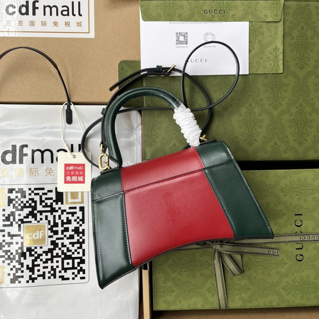 📣📣📣 [Original leather 🌈 (Cdfmall Sanya duty-free shop handbag] 🔥🔥 The Hacker Project hourglass bag Gucci x Balenciaga co-branded annual king fried series must be bought!! The two major brands work together GGx Balenciag=double happiness ☺️ Each single item has gathered the most classic elements of the two brands to form a mixed world. For those who like the two brands, it is no longer a blockbuster, but a brand new aesthetic attitude co-branded series worth collecting!! Size 22.5x14.5x10cm Model 681697 hourglass bag