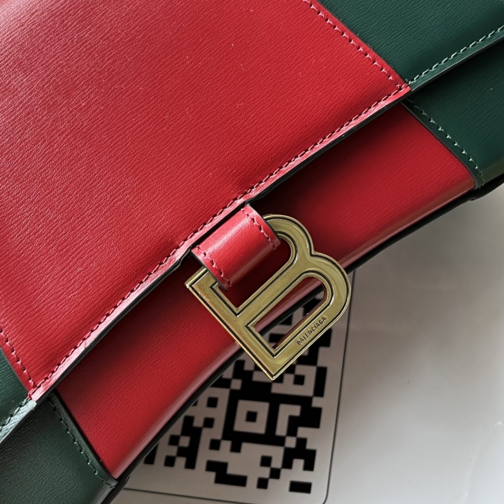 📣📣📣 [Original leather 🌈 (Cdfmall Sanya duty-free shop handbag] 🔥🔥 The Hacker Project hourglass bag Gucci x Balenciaga co-branded annual king fried series must be bought!! The two major brands work together GGx Balenciag=double happiness ☺️ Each single item has gathered the most classic elements of the two brands to form a mixed world. For those who like the two brands, it is no longer a blockbuster, but a brand new aesthetic attitude co-branded series worth collecting!! Size 22.5x14.5x10cm Model 681697 hourglass bag