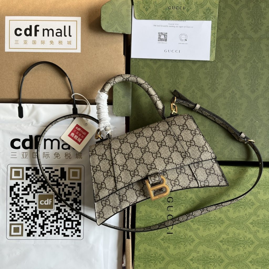 📣📣📣 [Original leather 🌈 (Cdfmall Sanya duty-free shop handbag] 🔥🔥 The Hacker Project hourglass bag Gucci x Balenciaga co-branded. Of course, the annual king fried series must be bought!! The two major brands work together GGx Balenciag=double happiness ☺️ Each single item has gathered the most classic elements of the two brands to form a mixed world. For those who like the two brands, it is no longer a blockbuster, but a brand new aesthetic attitude co-branded series worth collecting!! Size: 39 * 24.5 * 11cm. Model: 681696 large hourglass bag. Color: brown/pvc.