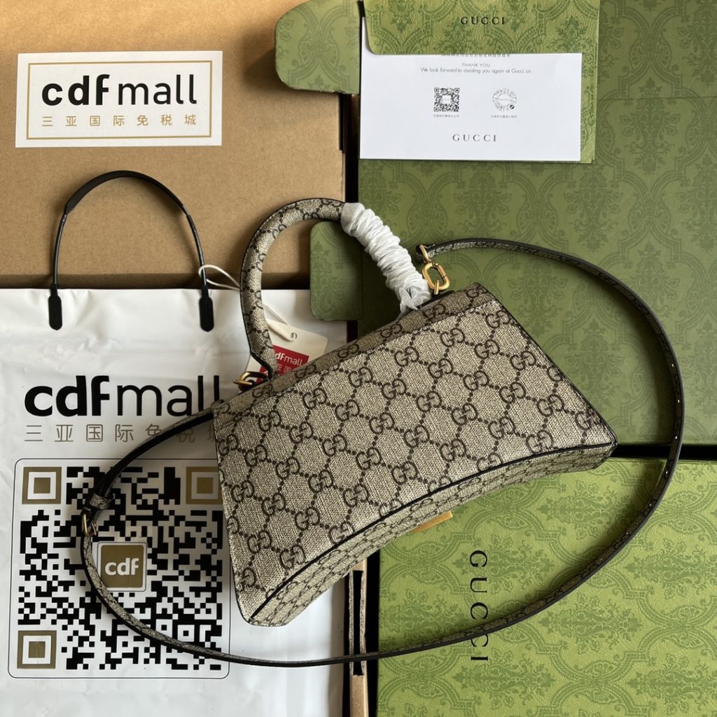 📣📣📣 [Original leather 🌈 (Cdfmall Sanya duty-free shop handbag] 🔥🔥 The Hacker Project hourglass bag Gucci x Balenciaga co-branded. Of course, the annual king fried series must be bought!! The two major brands work together GGx Balenciag=double happiness ☺️ Each single item has gathered the most classic elements of the two brands to form a mixed world. For those who like the two brands, it is no longer a blockbuster, but a brand new aesthetic attitude co-branded series worth collecting!! Size: 39 * 24.5 * 11cm. Model: 681696 large hourglass bag. Color: brown/pvc.