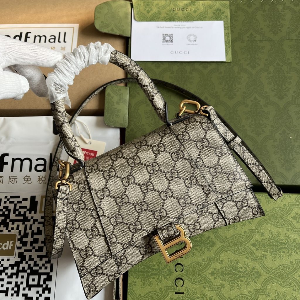 📣📣📣 [Original leather 🌈 (Cdfmall Sanya duty-free shop handbag] 🔥🔥 The Hacker Project hourglass bag Gucci x Balenciaga co-branded. Of course, the annual king fried series must be bought!! The two major brands work together GGx Balenciag=double happiness ☺️ Each single item has gathered the most classic elements of the two brands to form a mixed world. For those who like the two brands, it is no longer a blockbuster, but a brand new aesthetic attitude co-branded series worth collecting!! Size: 39 * 24.5 * 11cm. Model: 681696 large hourglass bag. Color: brown/pvc.