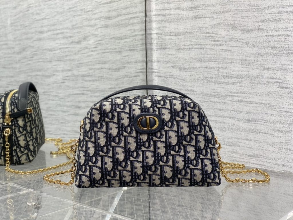 spot ‼️ Montaigne series shell chain bag is another cute and unique bag shape 👛， Pair it with the classic olivique vintage fabric, which makes people love it, with a spacious zipper compartment in the middle 🪄， It can store all kinds of daily necessities. It can also be used as a wash bag after removing the chain. It is simply not easy to use 🤪 size：21812.5cm